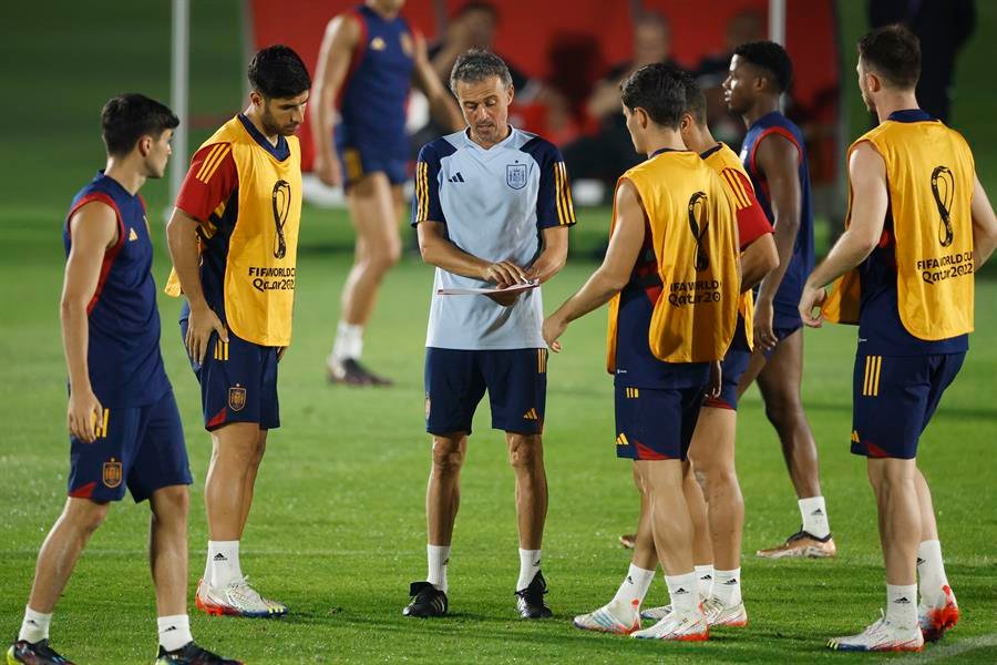 La selección española en un entrenamiento en Qatar (EFE).