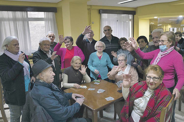 Esperanza Cortiñas, que cumple 106 años el sábado, rodeada de amigos en el Fogar do Pensionista de la ciudad, ayer.  MARTIÑO PINAL
