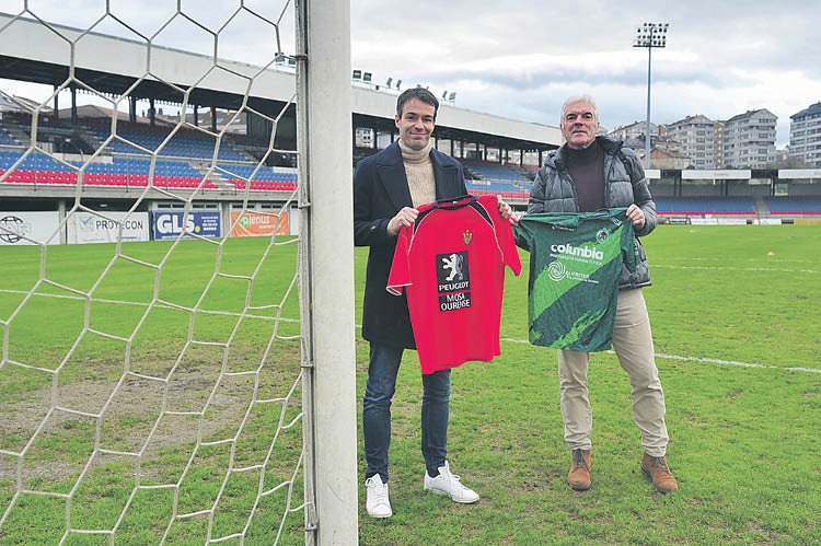 Borja Yebra (i) y Jose Yebra (d), con las camisetas del CD Ourense y 

el Arenteiro, 

en O Couto.  JOSÉ PAZ