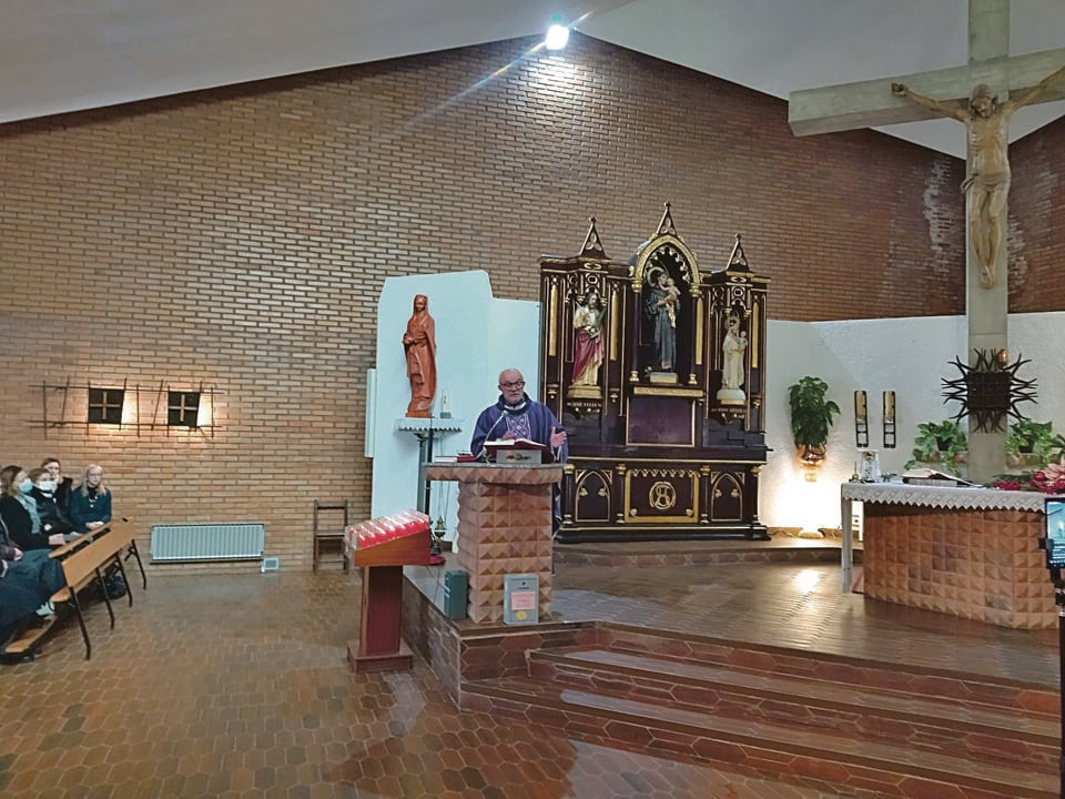 Misa en la iglesia parroquial de Veigamuiños. (J. C.)