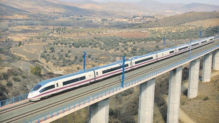 Un tren de Alta Velocidad cruzando un viaducto.