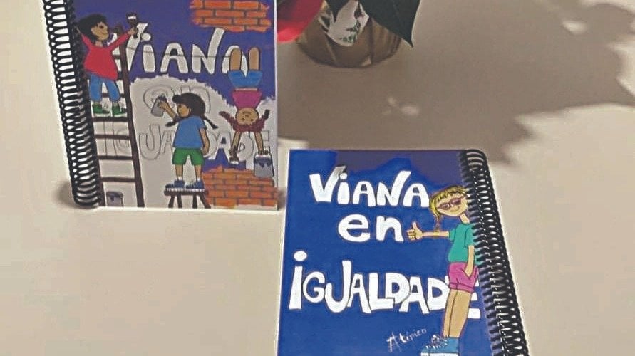 Ejemplar de la agenda “Viana en Igualdade”.