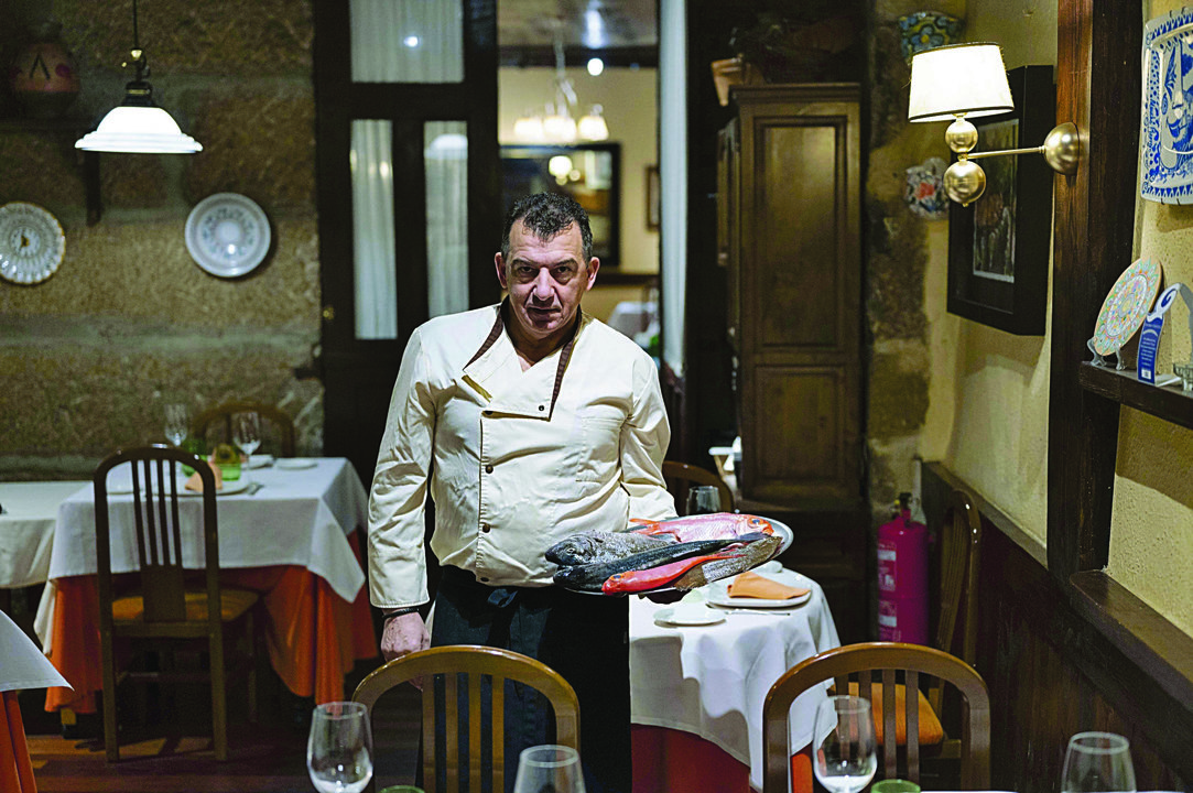 Javier Outomuro, en el restaurante A Taberna con algunos de sus productos. (MARTIÑO PINAL)
