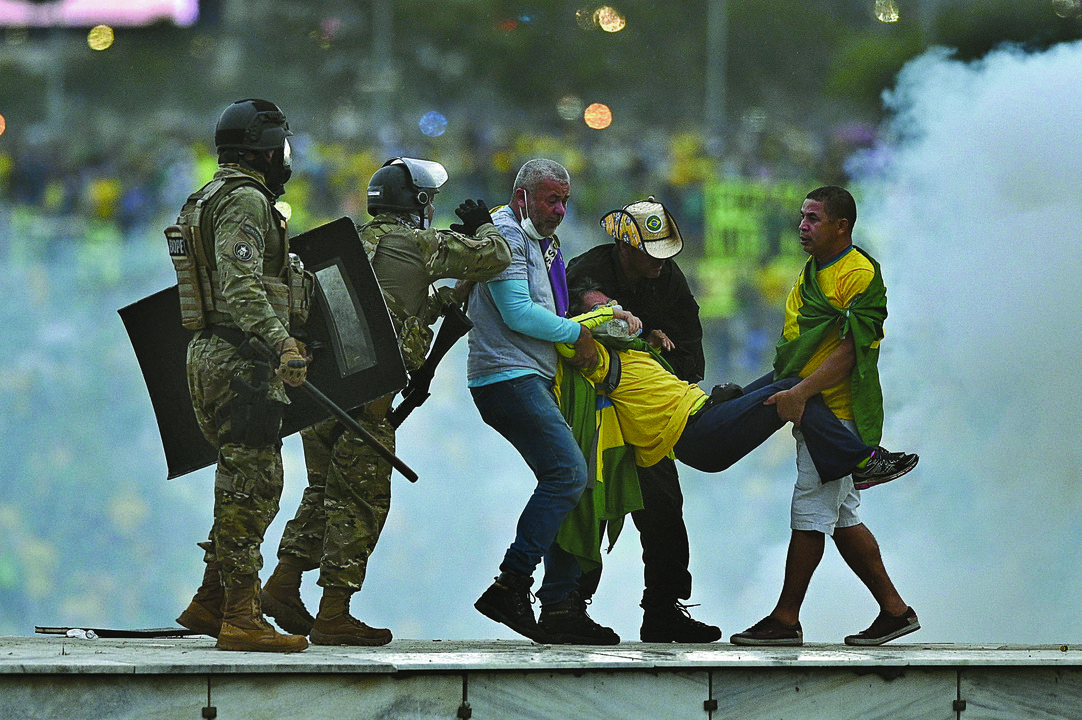 Los policías se enfrentaron a los seguidores del expresidente brasileño Jair Bolsonaro. (ANDRE BORGES)