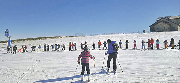 Os cativos de Trives esquiando coa súa alcaldesa.