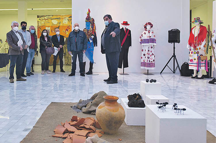 La exposición sobre los Entroidos que se exhibió en la Sala Valente (Foto: Martiño Pinal).