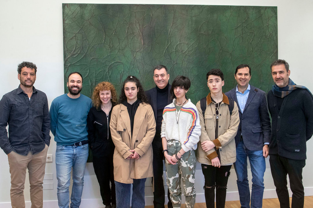 El conselleiro de Cultura y Educación de la Xunta de Galicia, Román Rodríguez (c) recibió este lunes en su consellería a los equipos de Sica y Matria, filmes gallegos nominados en la Berlinale, Festival Internacional de Cine de Berlín. (EFE)