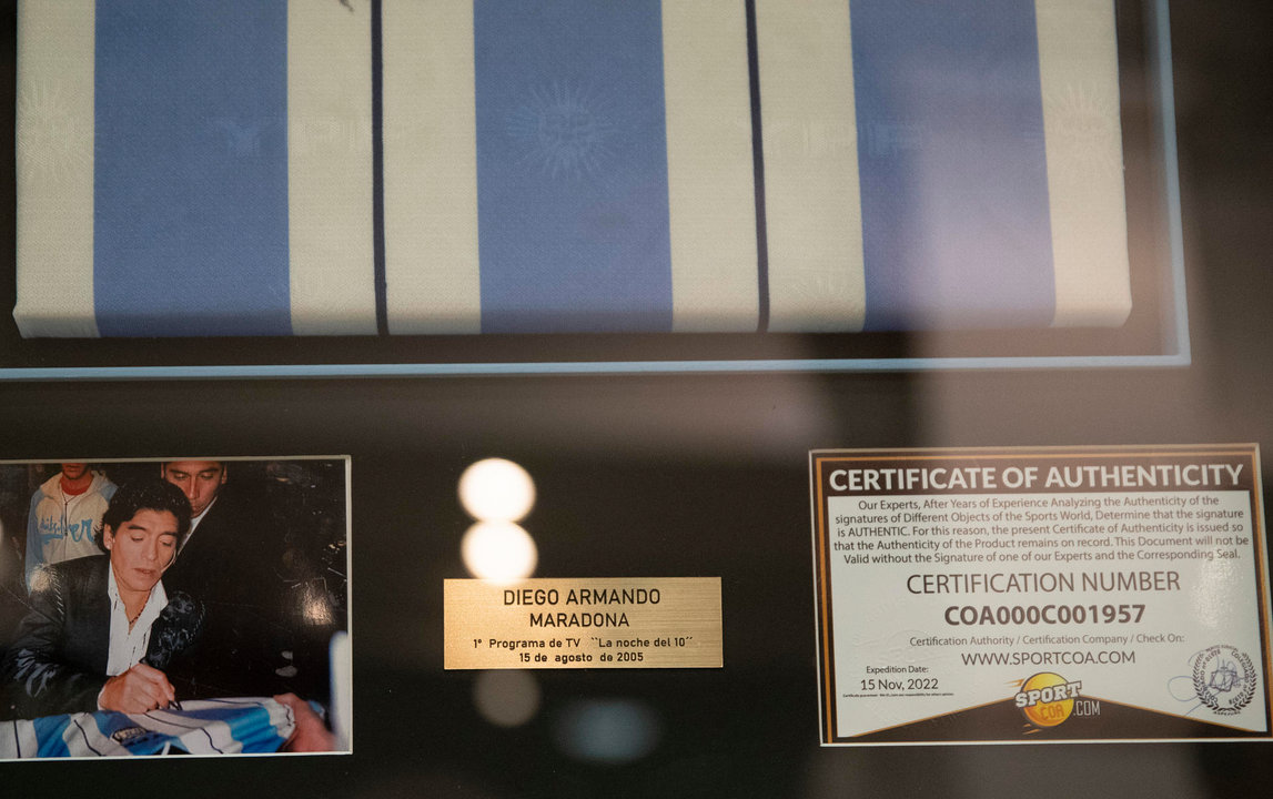 Vista del certificado de autenticidad de la camiseta de la selección argentina firmada por el exfutbolista Diego Armando Maradona el 15 de agosto de 2005, en el estreno de su primer programa de televisión, "La Noche del 10" subastada este martes en Madrid con un precio de salida de 7.000 euros. (EFE)