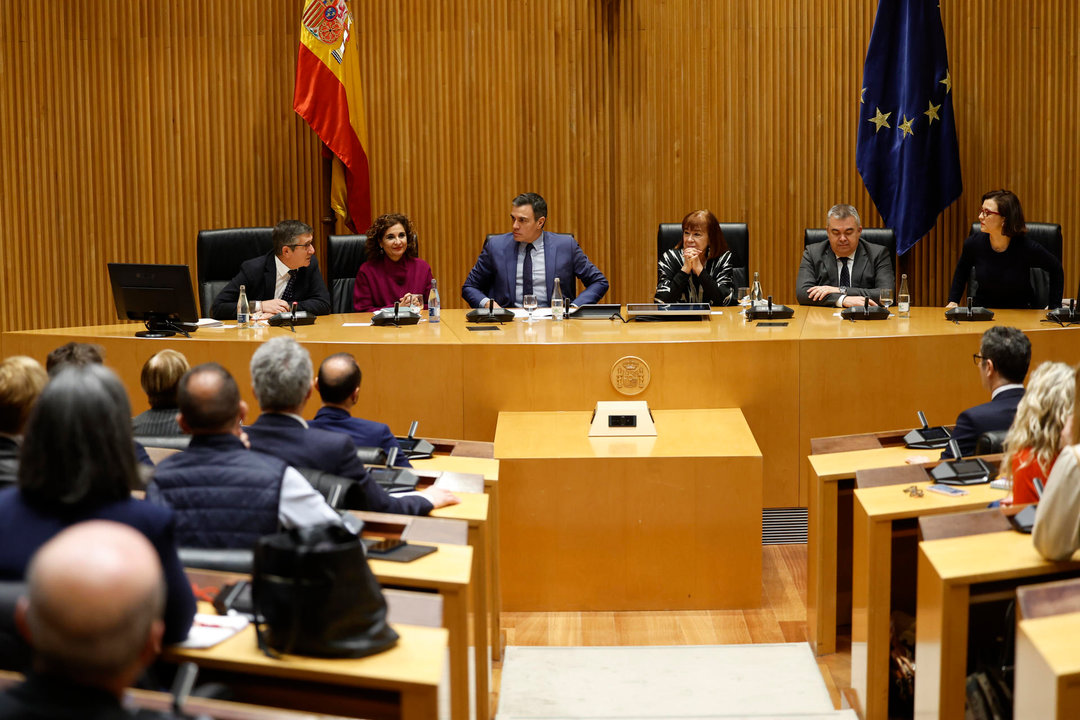 El presidente del Gobierno, Pedro Sánchez (3i), durante la reunión mantenida este martes en el Congreso con diputados y senadores socialistas. (EFE)
