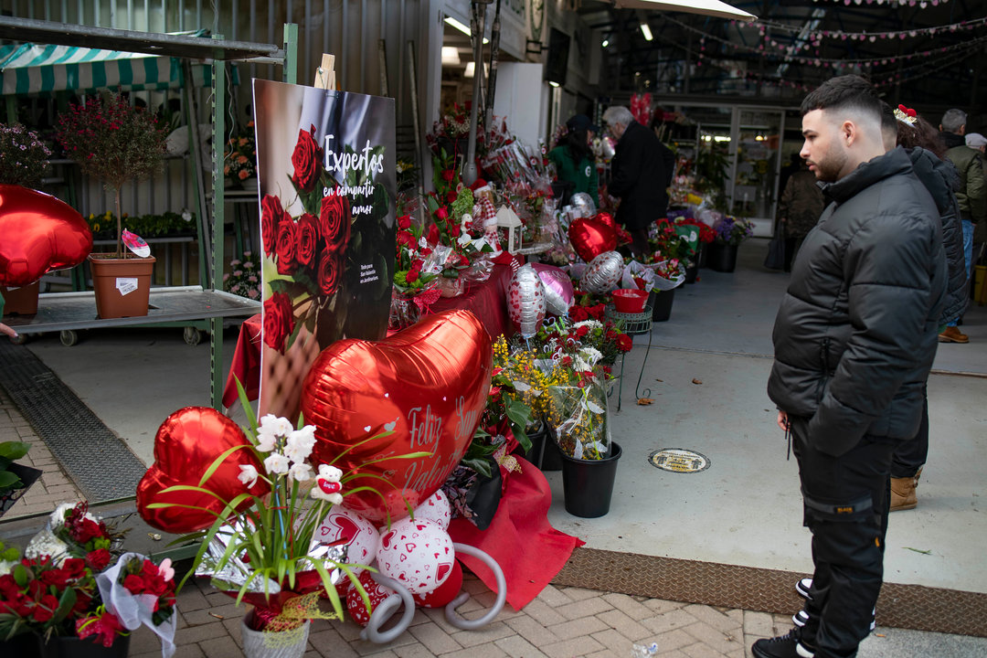 Un hombre piensa si comprar flores por San Valentín
Foto: Xesús Fariñas