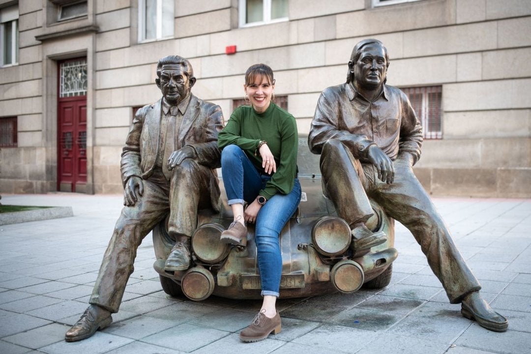 Rocío Romero posa en la estatua del Alpinche junto a las figuras de Antonio Coleman y Estanislao Reverter.