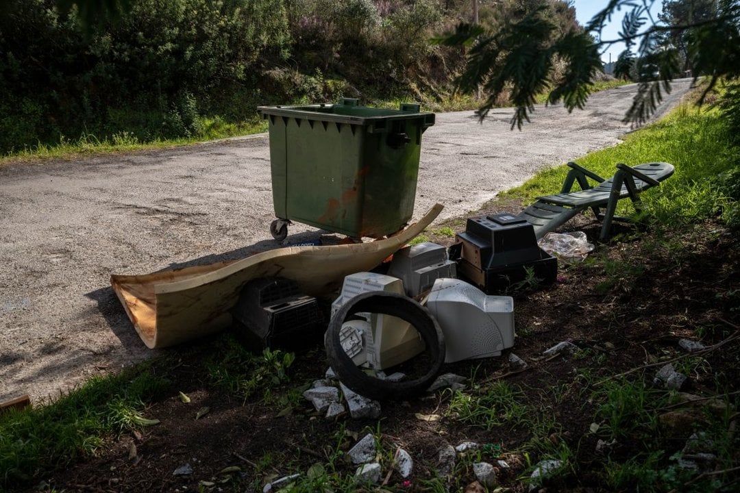 Baches y basura fuera de los contenedores son dos de los problemas que denuncian los vecinos en Santa Cruz de Arrabaldo.