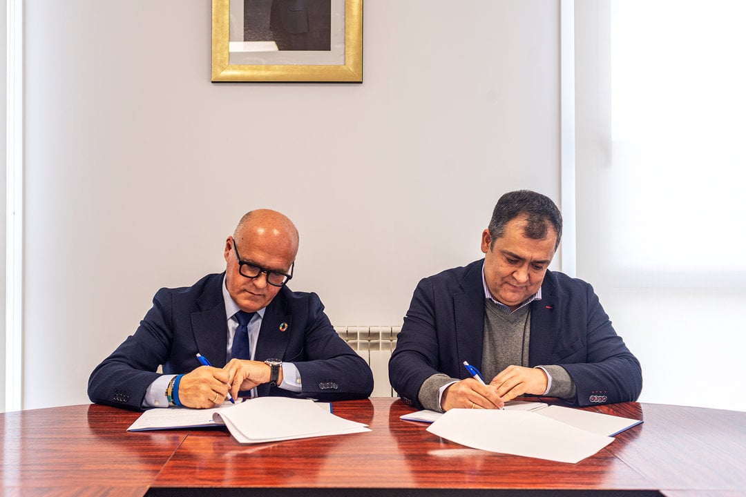 Manuel Baltar (Presidente da Deputación Ourense) asina un convenio de colaboración co concello de Monterrei, representado polo seu alcalde, José Luis Suárez Martínez para o mentmento anual do castelo-fortaleza de Monterrei.