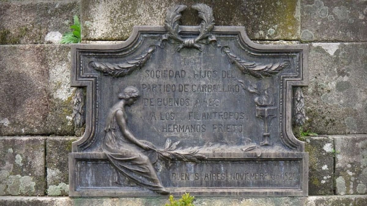 La placa a los Hermanos Prieto desaparecida cuando aún estaba en el monumento del Parque municipal.