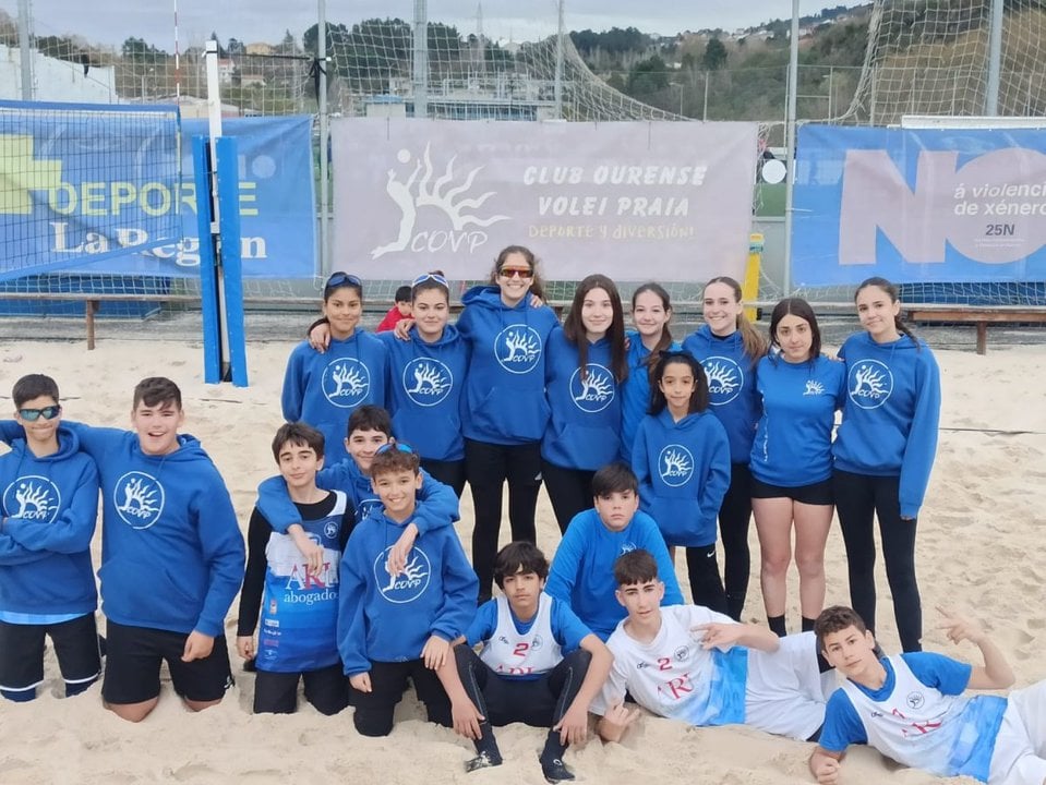 Foto de familia de los representantes del Ourense Volei Praia que tomaron parte en la competición autonómica sub-19.