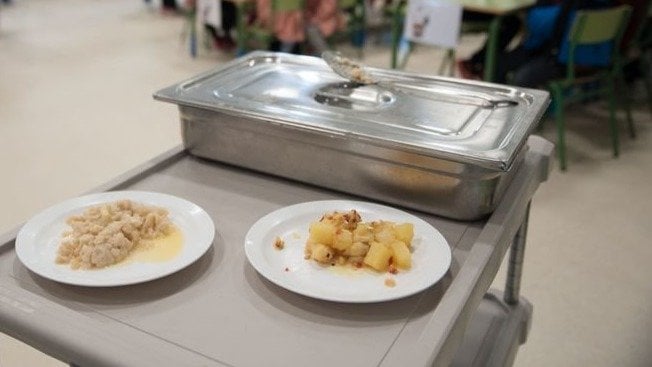 Platos de comida en un comedor escolar.
