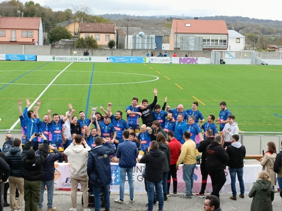 Los jugadores y el cuerpo técnico del Campus Ourense celebran el ascenso a Primera. CAMPUS
