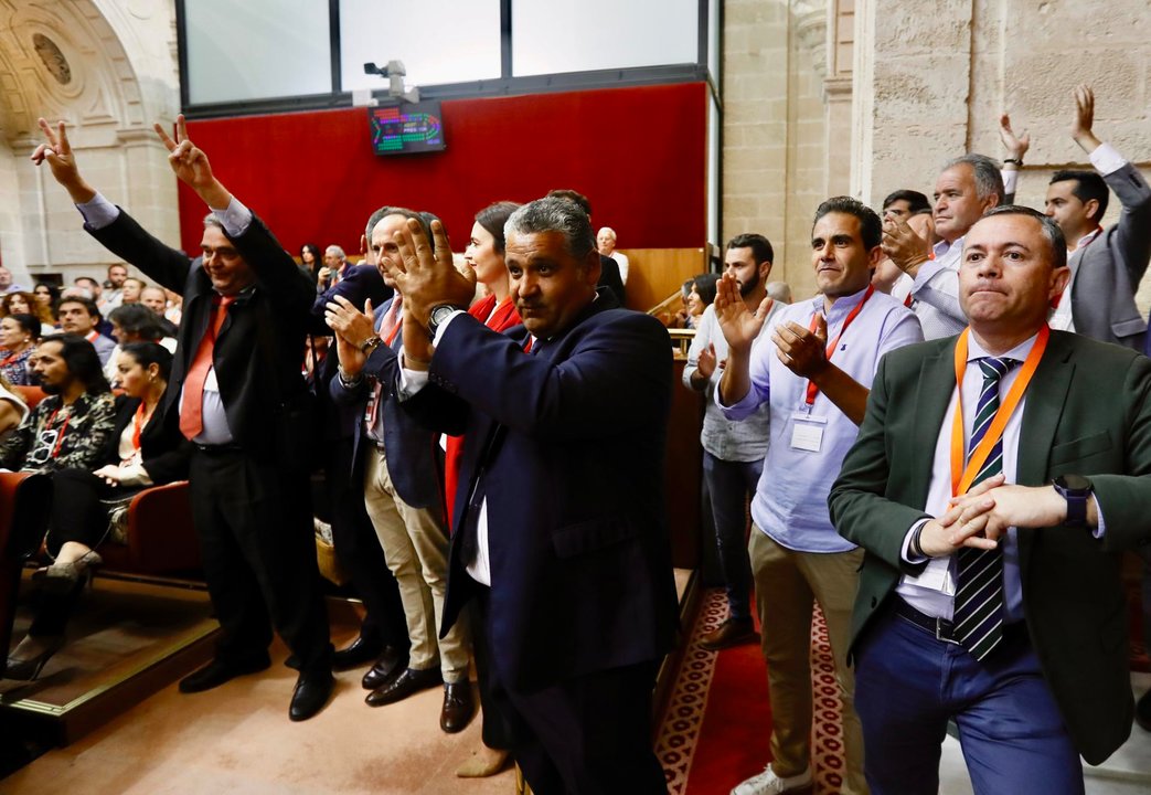 Representantes de los regantes aplauden tras acabar el pleno del Parlamento de Andalucía en el que el PP y Vox, con el aval del Gobierno andaluz, han dado luz verde a la tramitación de la proposición de ley que amplía la zona regable en la corona norte del Parque de Doñana (EFE)