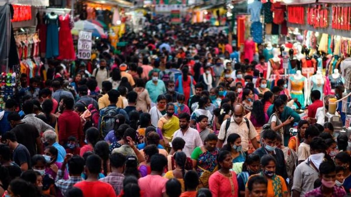 Una calle de la India, abarrotada de personas.