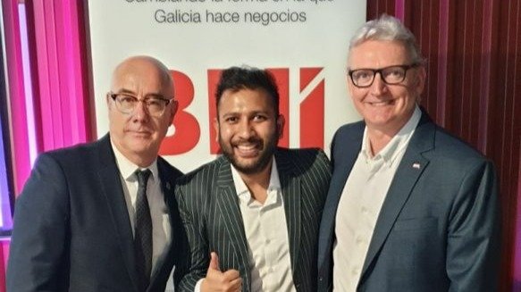 Juanjo Molinos, director del BNI en Galicia; Ayush Bansal, director del BNI India, y Mark Gibson, director nacional del BNI, en el encuentro en Santiago.