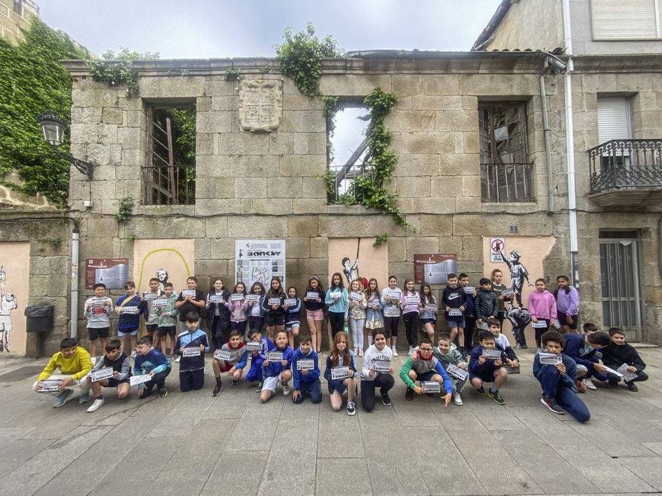 Alumnos del colegio María Inmaculada de Verín ante algunas de las reproducciones de Banksy.