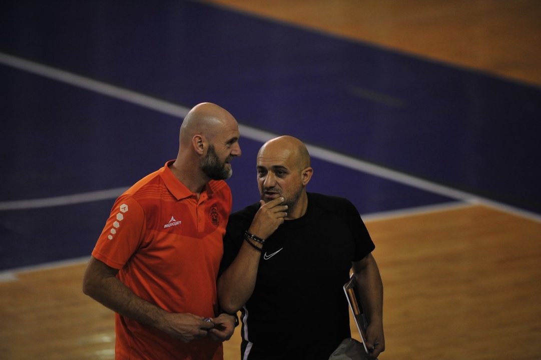 Tizón, segundo entrenador, y el técnico Kike García hablan en un partido.