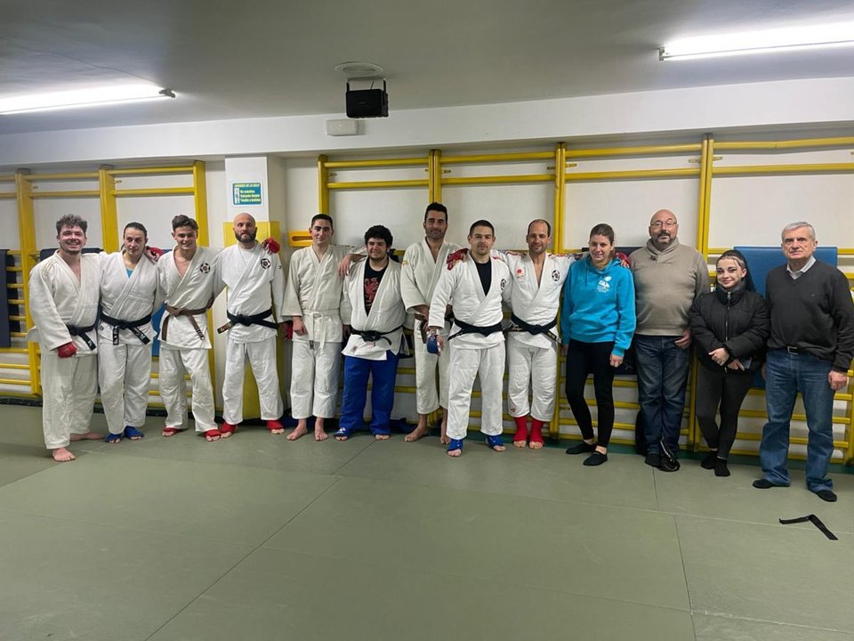 Los componentes de la selección gallega de jiu jitsu, en el entrenamiento en Ourense.