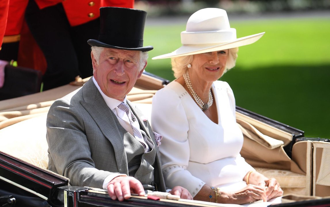 El rey Carlos III del Reino Unido (i), junto a su esposa, Camila, en una fotografía de archivo. Foto: EFE/Neil Hall
