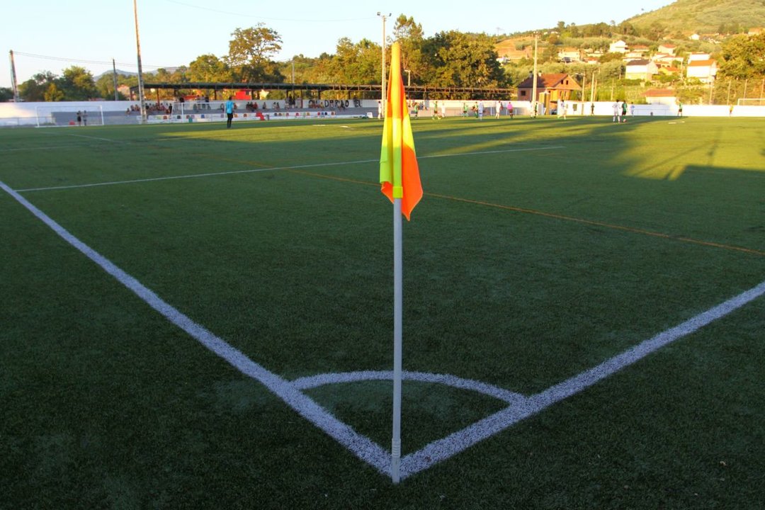 Imagen de un campo de fútbol de las categorías provinciales durante un partido.