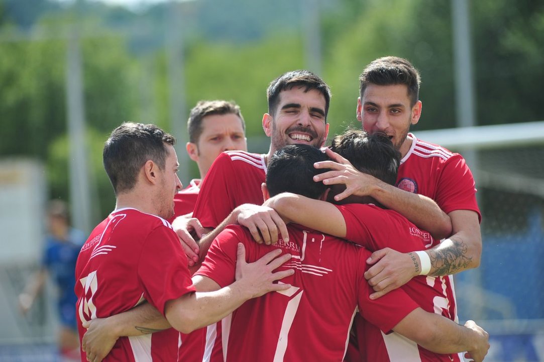 Varios jugadores del Verín celebran el primer gol, ayer en el José Arjiz. JOSÉ PAZ