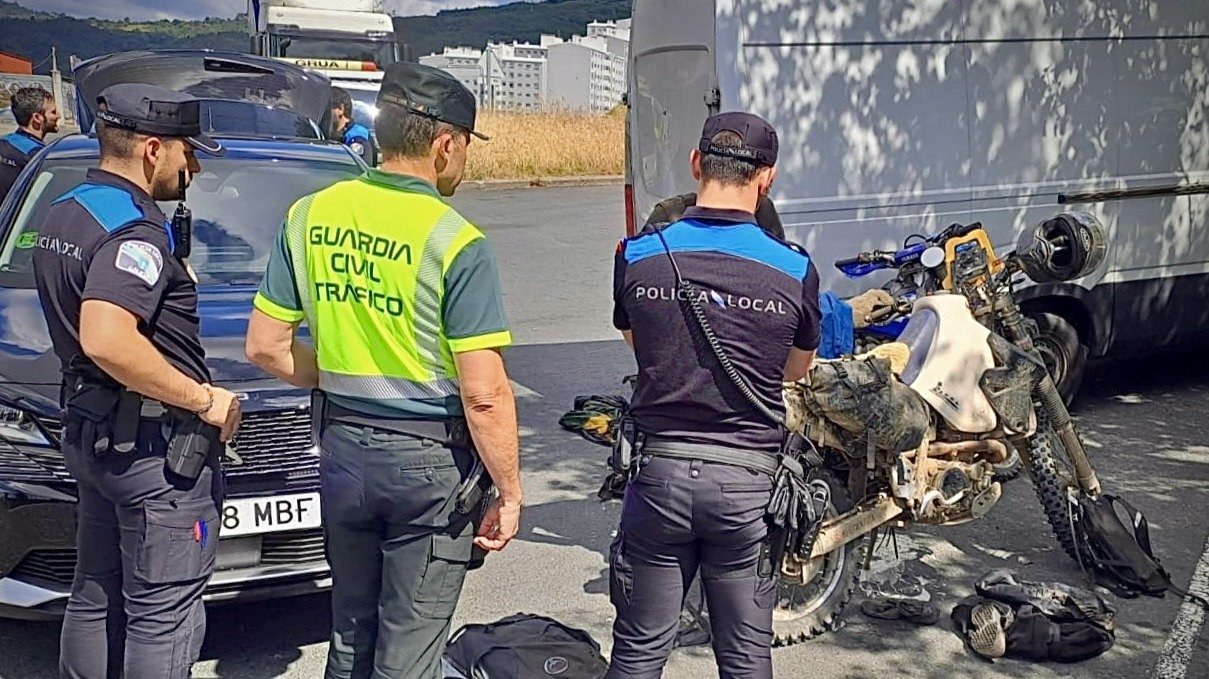 Agentes de la Guardia Civil y la Policía Local con la motocicleta con la matrícula falsa.