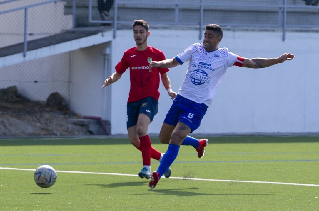 El jugador del Velle Benito persigue un balón ante un defensor del Monterrei Sandro.