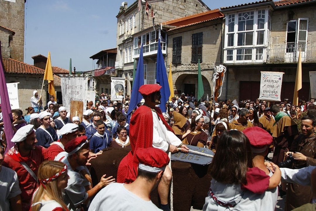 A procesión de Xan de Arzúa do ano pasado na Praza Maior.