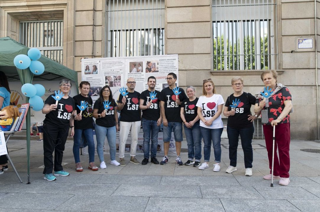 Usuarios de la Asociación de Personas Sordas de Ourense, ayer, en su carpa en el Paseo.