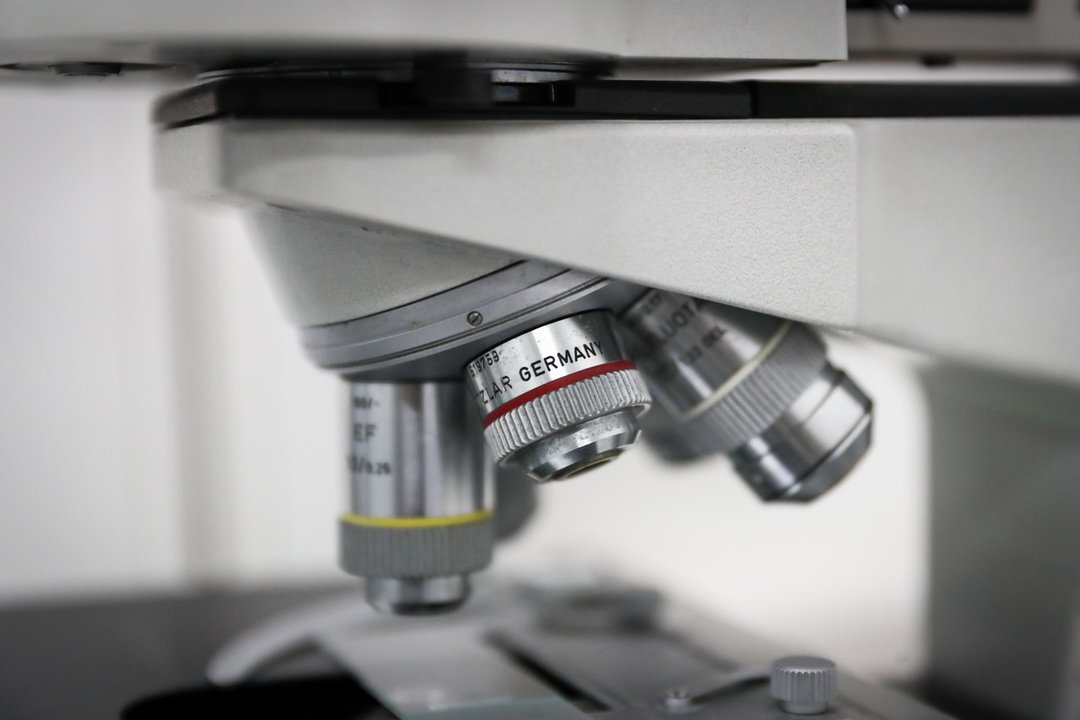 Vista de un microscopio en una laboratorio, en una fotografía de archivo (EFE)