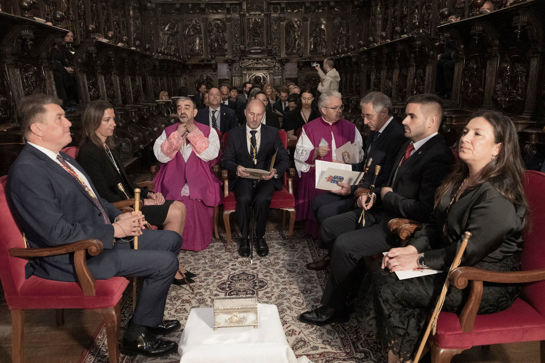 Representantes del Antiguo Reino de Galicia asisten a la ofrenda del Antiguo Reino de Galicia, que este año le corresponde al alcalde de Ourense, Gonzalo Pérez Jácome (c). Foto: EFE.