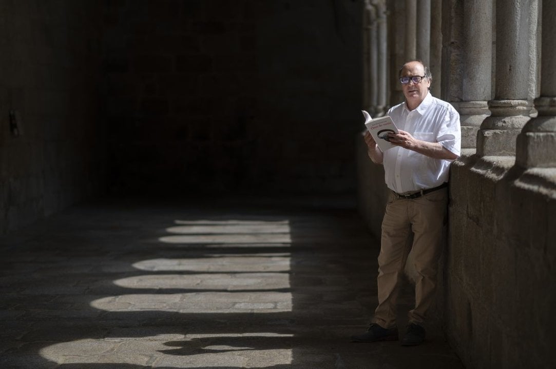 Xosé Manuel del Caño, onte no mosteiro co seu libro.