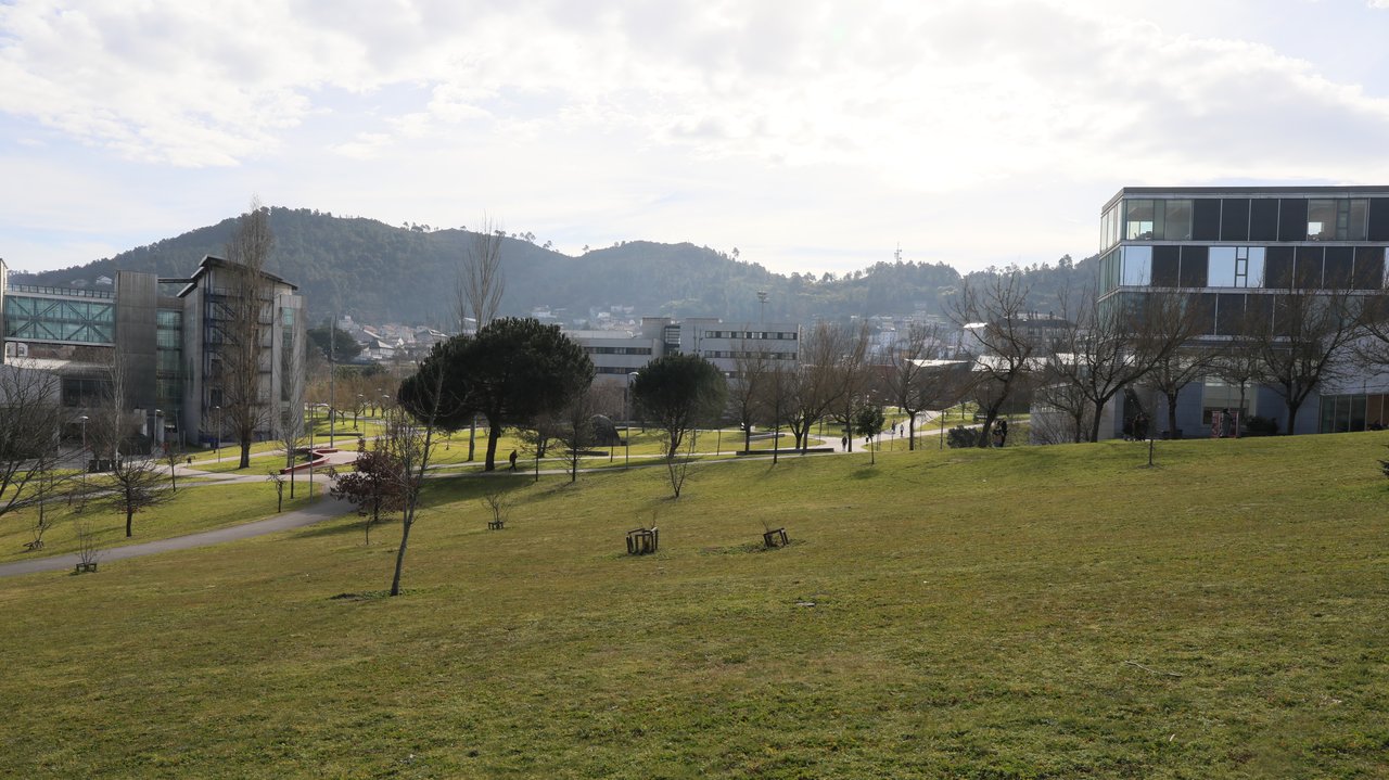 El Campus de Ourense en un día con sol y nubes. (FOTO: JOSÉ PAZ).