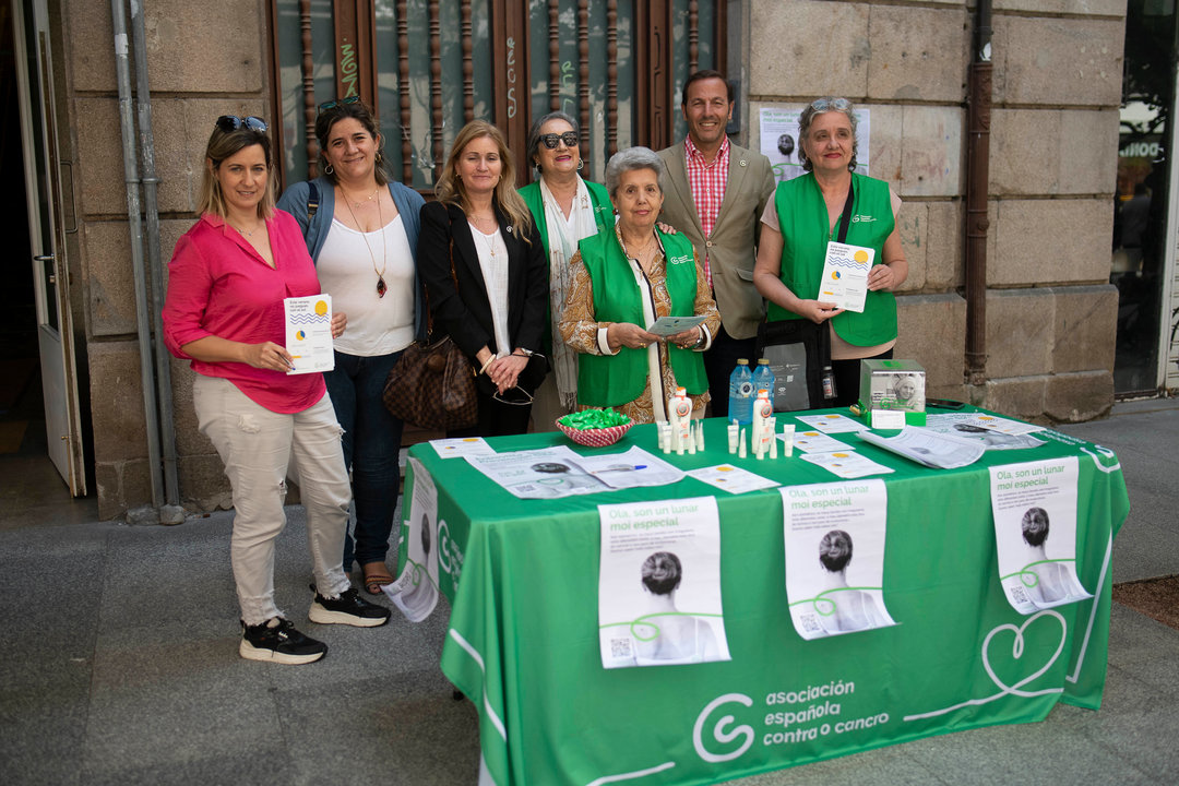 Campaña contra o cancro de pel na Rúa do Paseo e nos autobuses urbanos de Ourense.
Foto: Xesús Fariñas