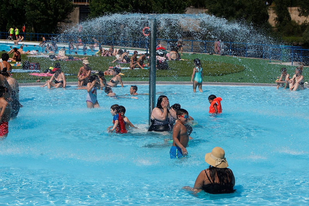 Vecinos de Ourense aliviando el calor en las piscinas de Oira