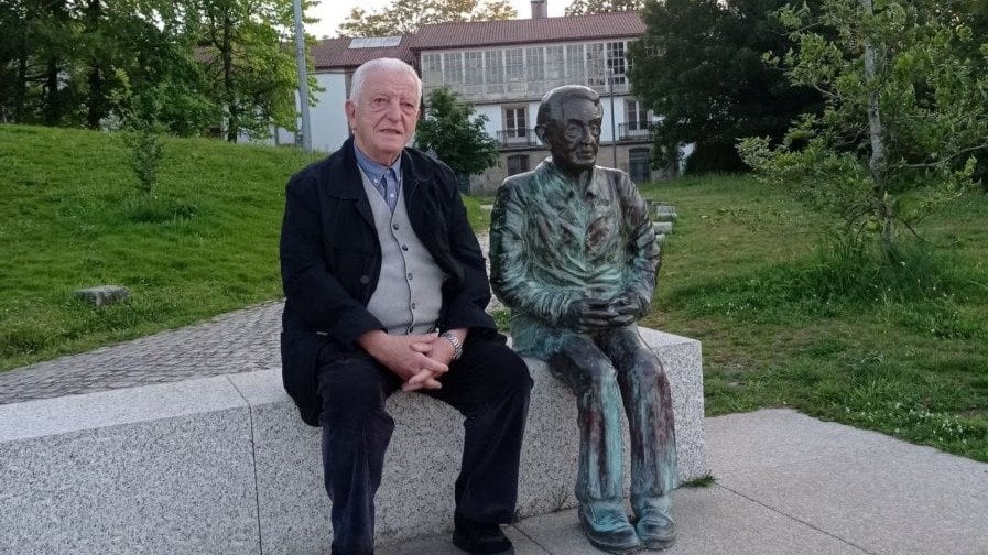Gómez Segade, xunto a unha estatua de Isaac Díaz Pardo.