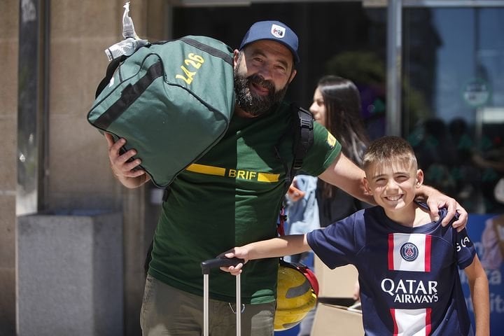 Víctor Amoeiro, del Brif de Laza, ayer a su llegada a la estación Empalme, con su hijo. (FOTO: MIGUEL ÁNGEL).