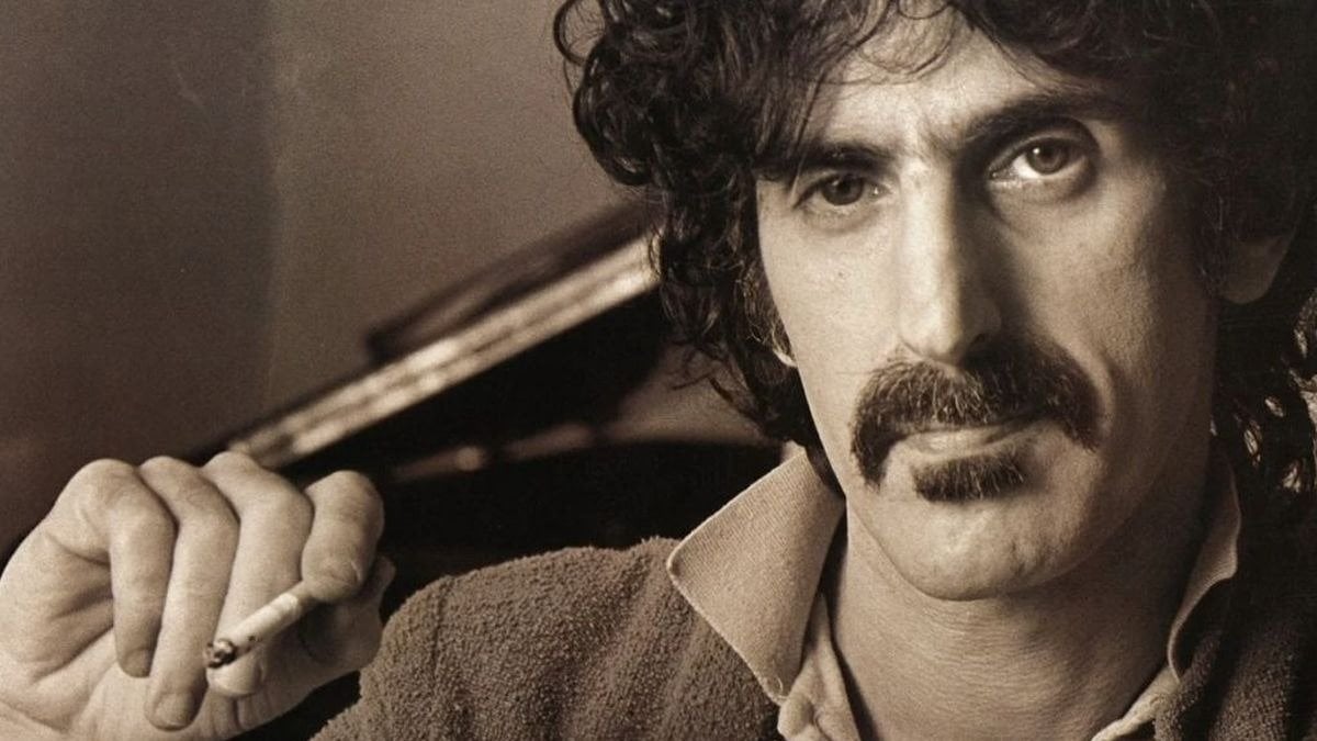 Frank Zappa, que fue compositor, guitarrista, cantante, productor discográfico y director de cine estadounidense.