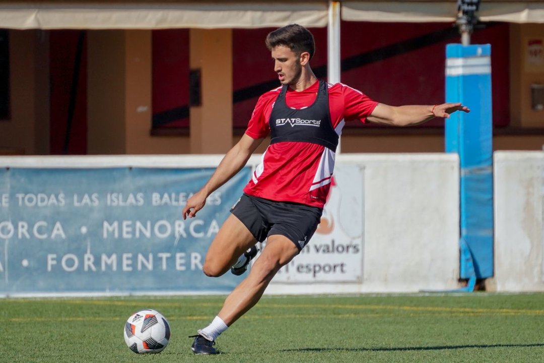 El nuevo jugador del Ourense CF, Facu Ballardo en un entreno del Formentera.
