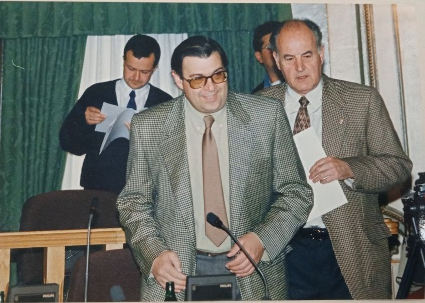 Alfonso Cid interviene en un acto público en 1994, durante su estapa como Concelleiro de Facenda; detrás de él, el concelleiro de Parques y Jardines, José Luis López Iglesias