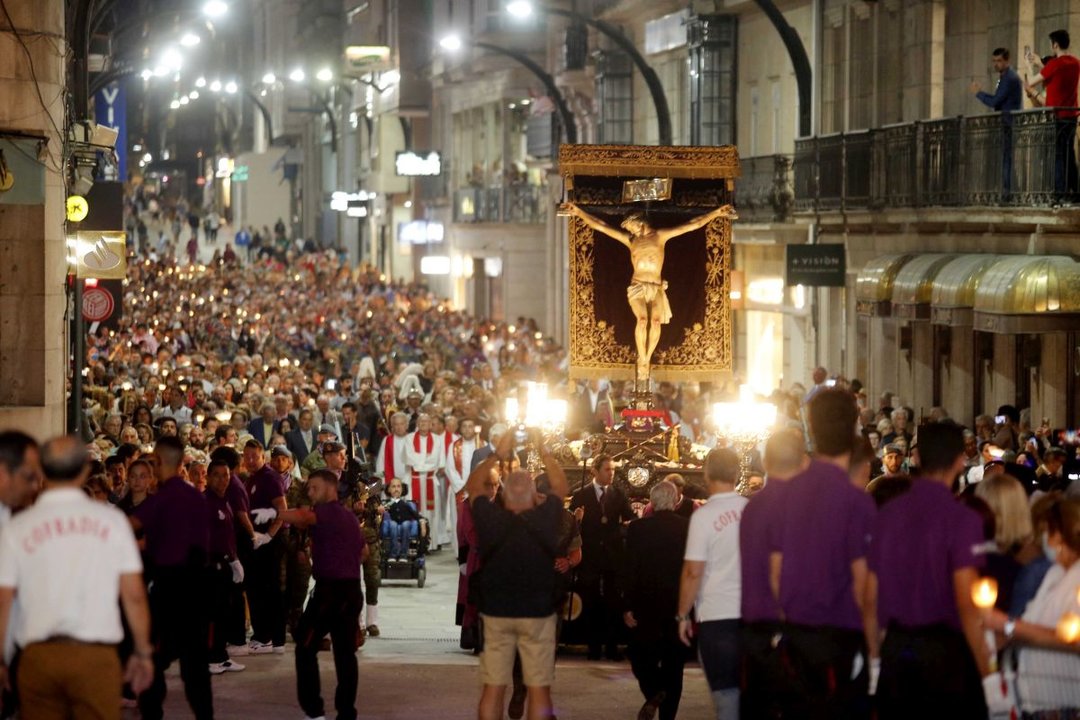 La procesión del Cristo de la Victoria de Vigo volvió a pisar la calle del Príncipe por primera vez desde el siglo pasado.