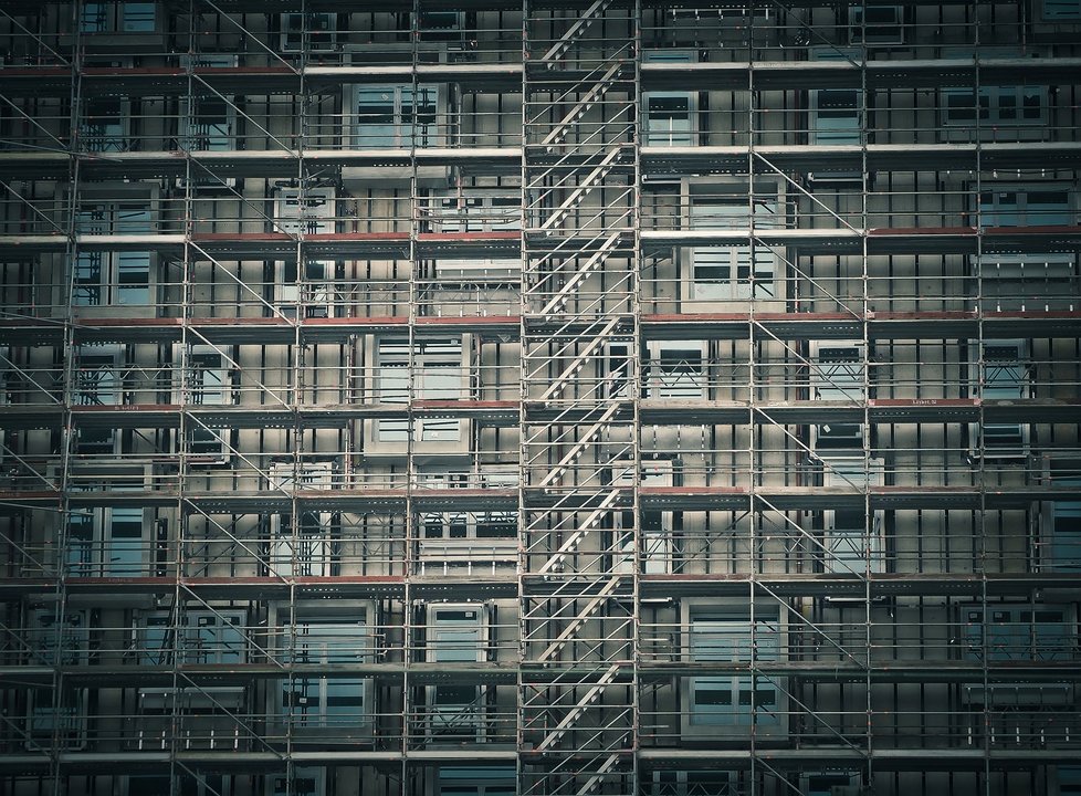 Imagen de una vivienda cubierta por un andamio. Foto: Pixabay.