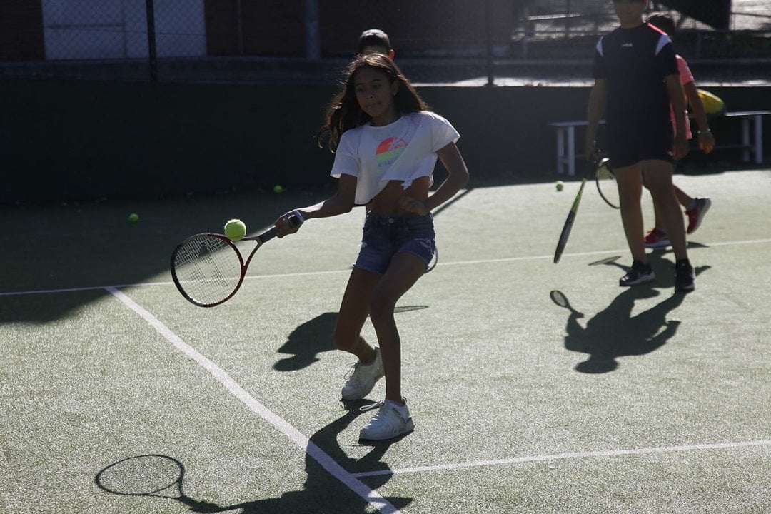 Una joven golpea la pelota de tenis en Ourense.