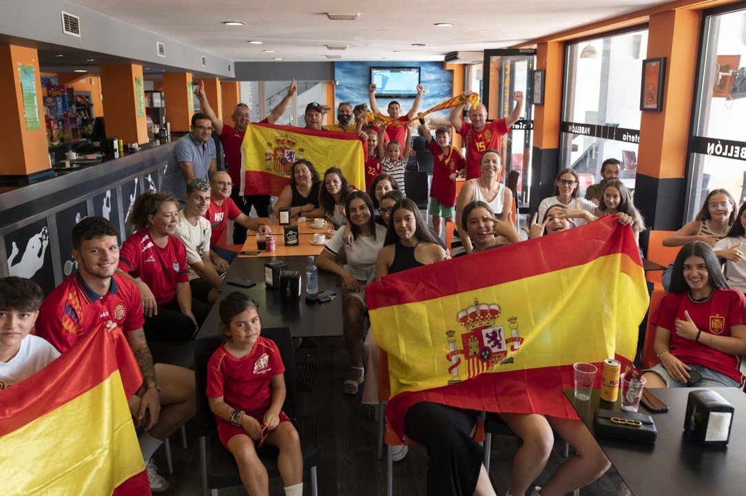 Las futbolistas del Rosalía se reunieron en Os Remedios para ver el España-Inglaterra por la televisión.