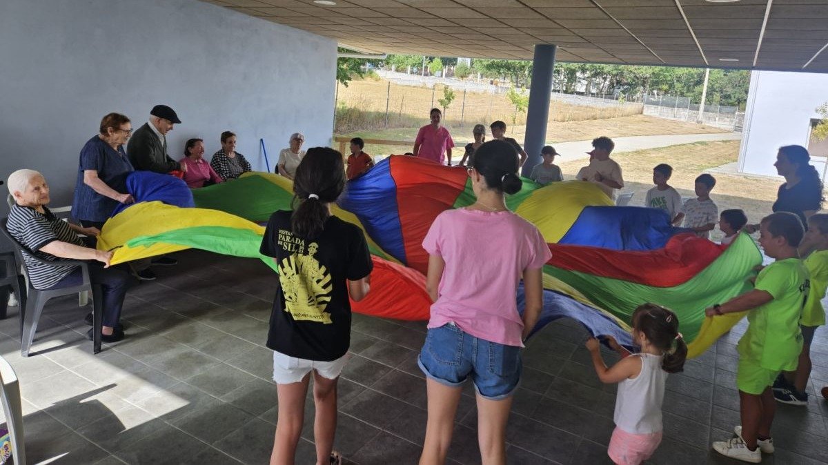 Niños y mayores comparten juegos en el geriátrico de Parada de Sil.